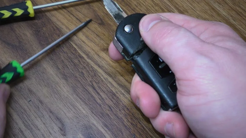 How to Open a Mazda Key Fob