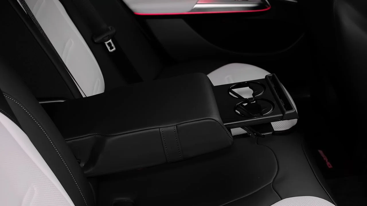2025 Mercedes-AMG E53 Beautiful Seat Bottles Stand Image