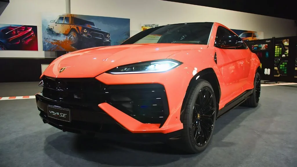 Lamborghini Reveals the 2025 Urus SE Super SUV