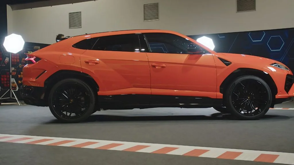 Lamborghini Reveals the 2025 Urus SE Super SUV